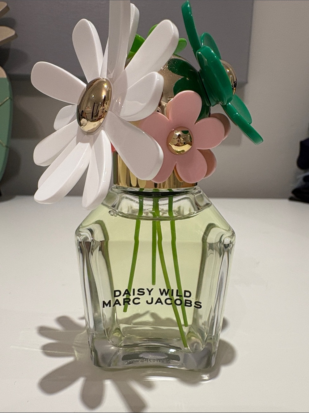 Marc Jacobs Daisy Wild Bottle with White, Pink & Green Floral Top